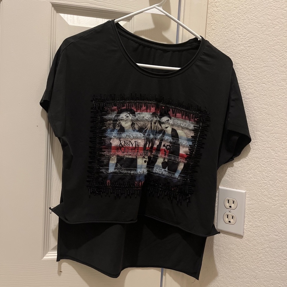 black t shirt